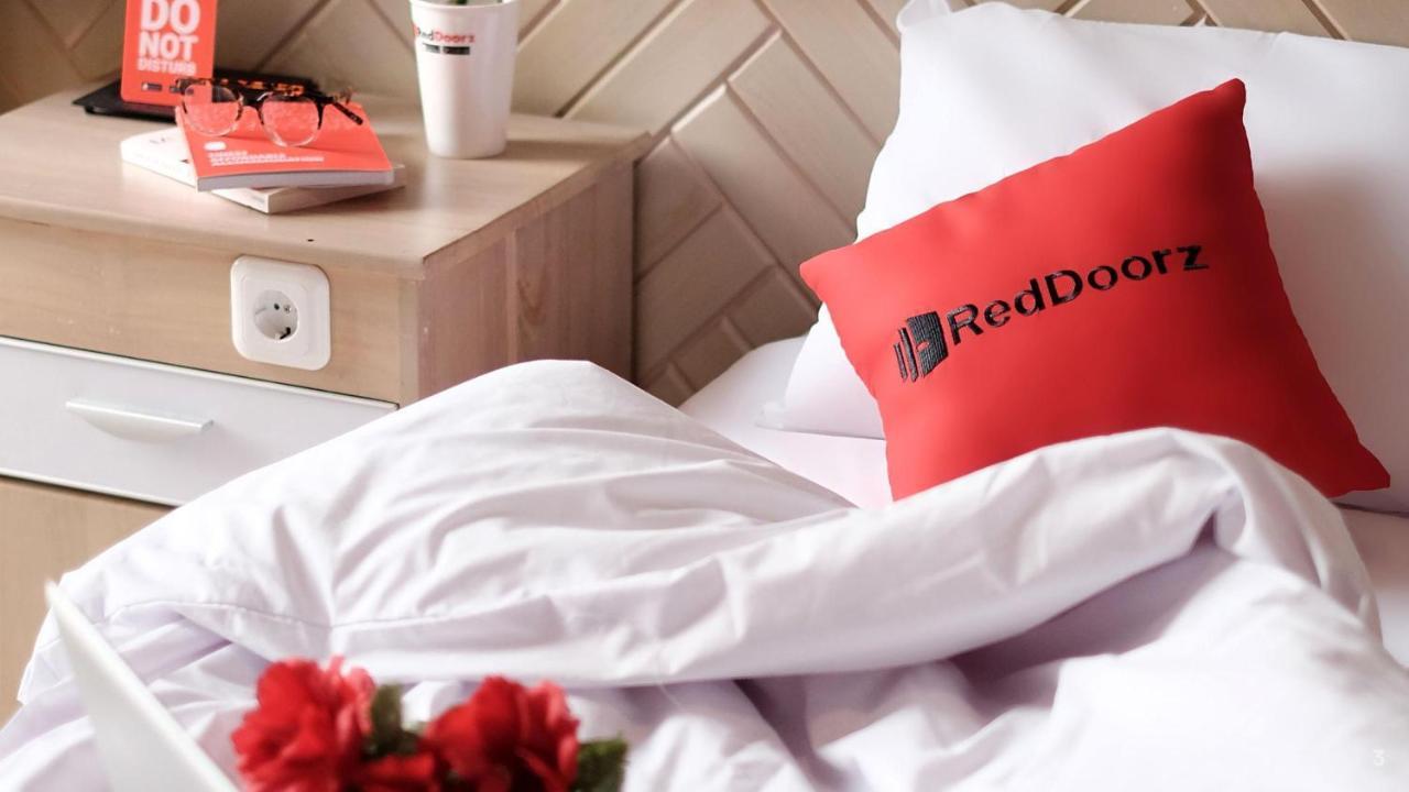 Reddoorz Marieline 2 Hotel Хошимин Экстерьер фото