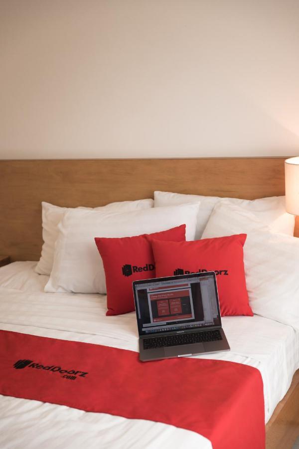 Reddoorz Marieline 2 Hotel Хошимин Экстерьер фото